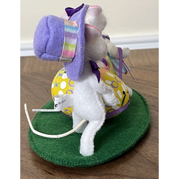 Annalee 6" Small White Mice Carrying Yellow Easter Egg 2009 - Picture 8 of 12